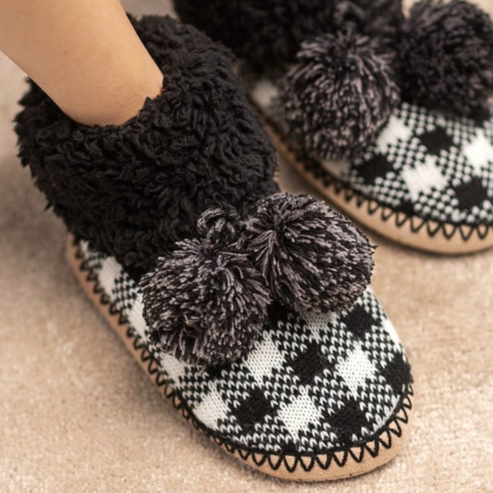 Black &  White Buffalo Check Plaid Fuzzy Ankle Pom Pom Indoor Slipper size 8-10 - Picture 2 of 4